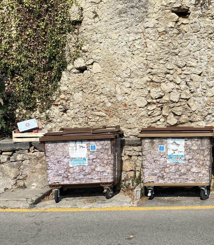 "Pojemniki na śmieci w mojej wiosce zostały zakamuflowane, by nie oszpecać krajobrazu."