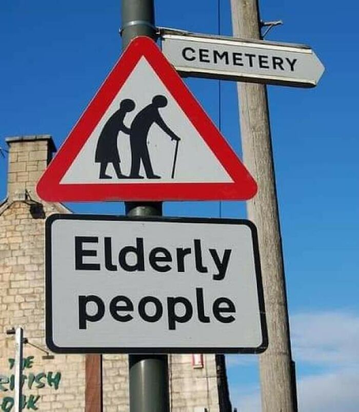 Uwaga Starsi ludzie. Cmentarz w tę stronę. 