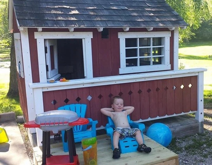 "Zbudowałem mojemu siostrzeńcowi domek do zabawy. Pewnego dnia będzie z niego wspaniały stary gość."