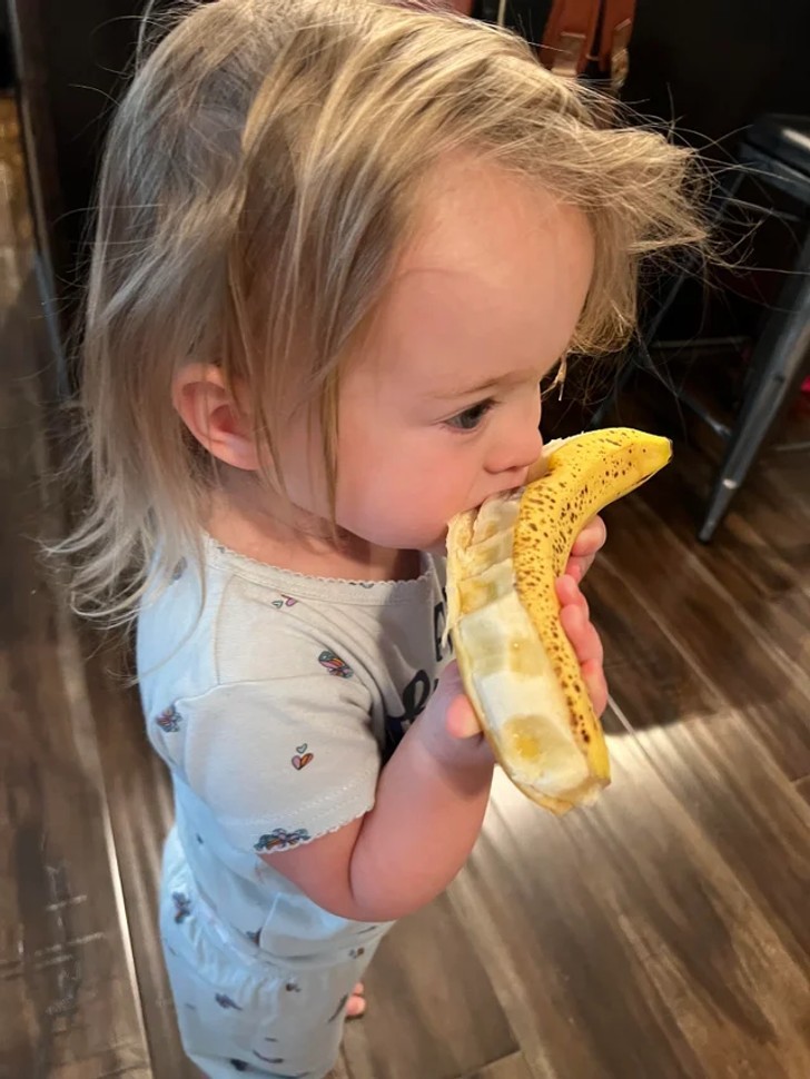 "Moja córka chciała 'otworzyć' banana bez pomocy."