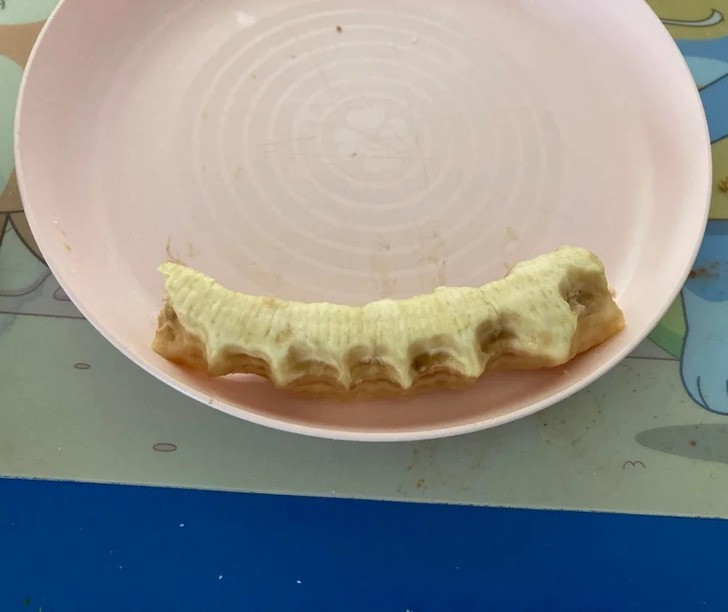 "Mój syn zjadł dziś rano banana w taki sposób."