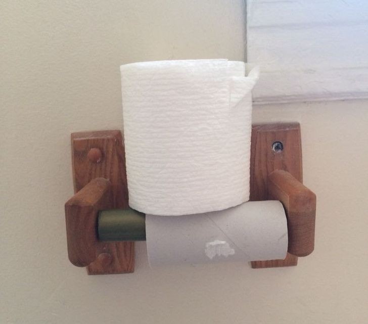 1. "Oto jak moja żona wymienia papier w toalecie."
