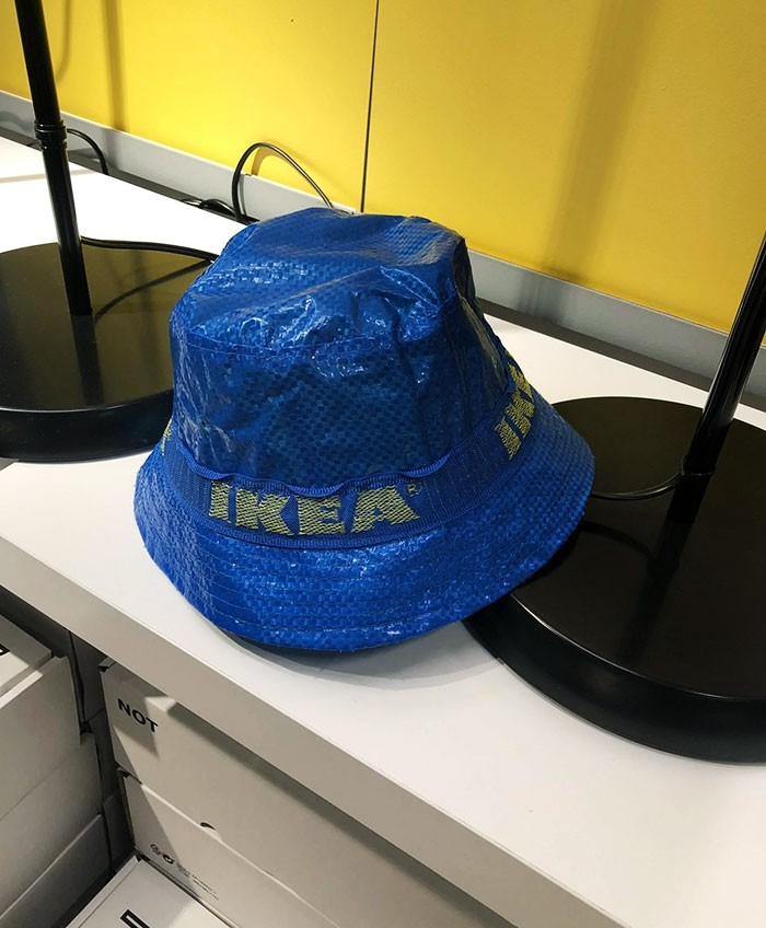 "Ikea sprzedaje kapelusze stworzone z toreb Ikea."