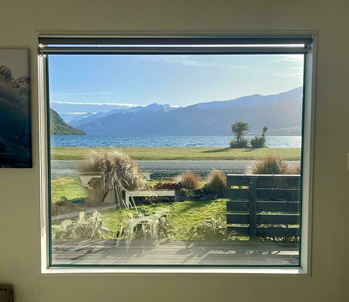 "Widok z okna mojego wynajmowanego domku wygląda niczym obraz."