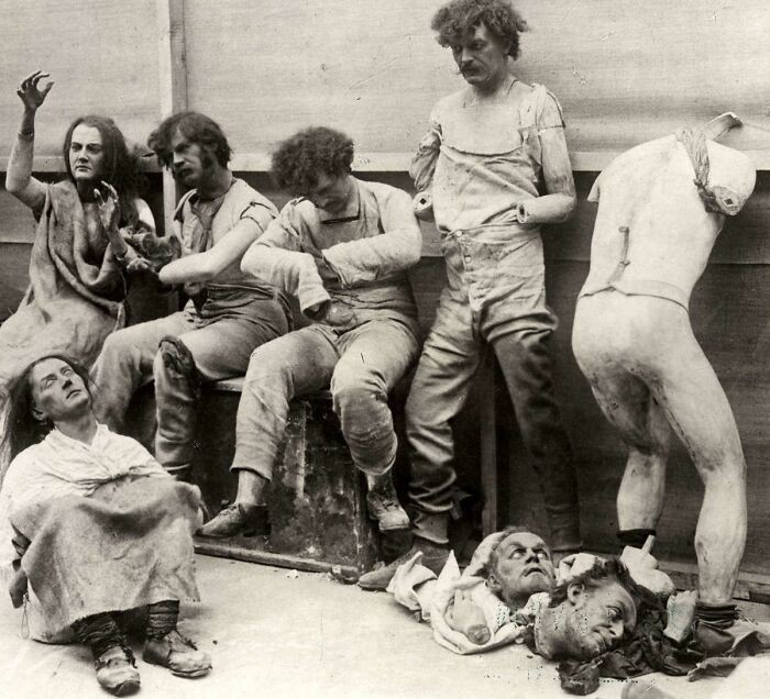 12. Stopione figury woskowe uratowane z pożaru Muzeum Figur Woskowych Madame Tussaud w Londynie, 1925