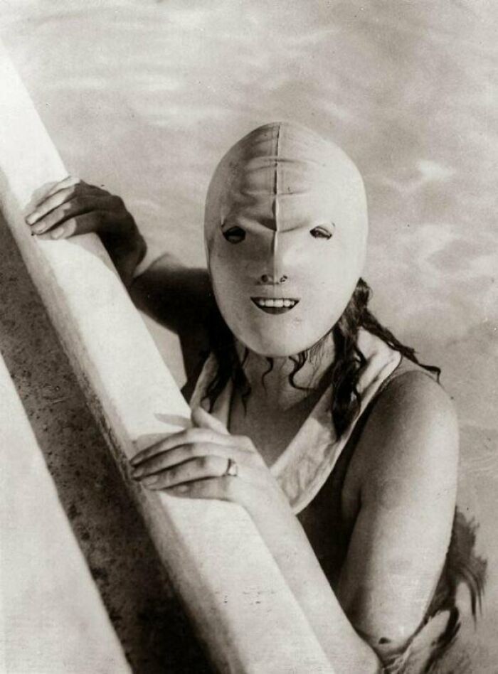 13. Maska do pływania zaprojektowana, by chronić skórę przed słońcem, 1920
