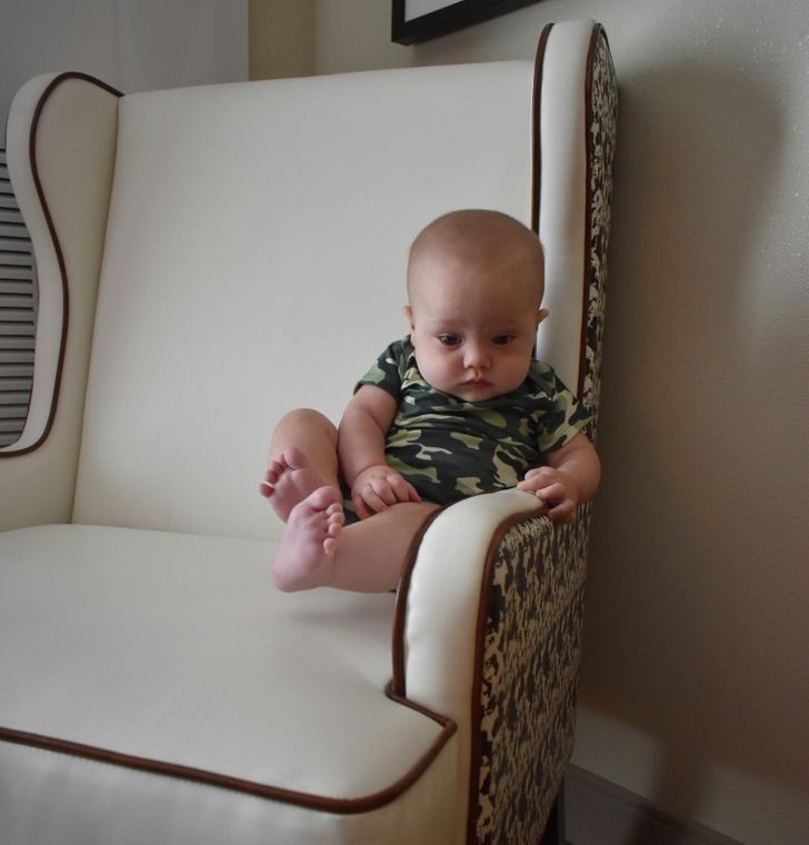 3. "Mój syn unosi się nad krzesłem."
