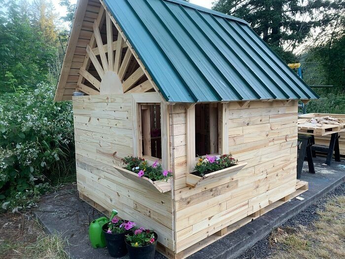 7. "Z uwagi na wysokie ceny drewna, postanowiłem zbudować domek dla dzieciaków wykorzystując wyłącznie darmowe palety i dachówki."