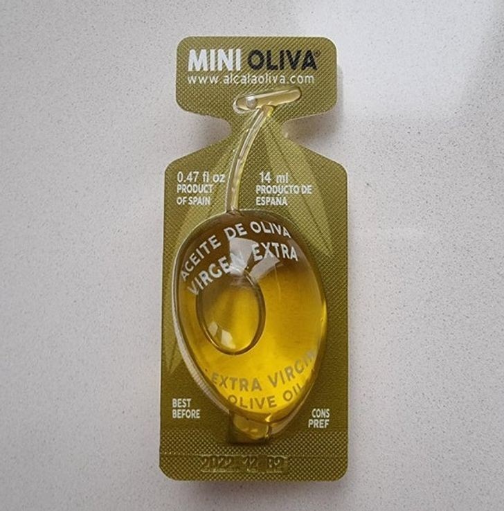 1. Butelka oliwy w kształcie oliwki