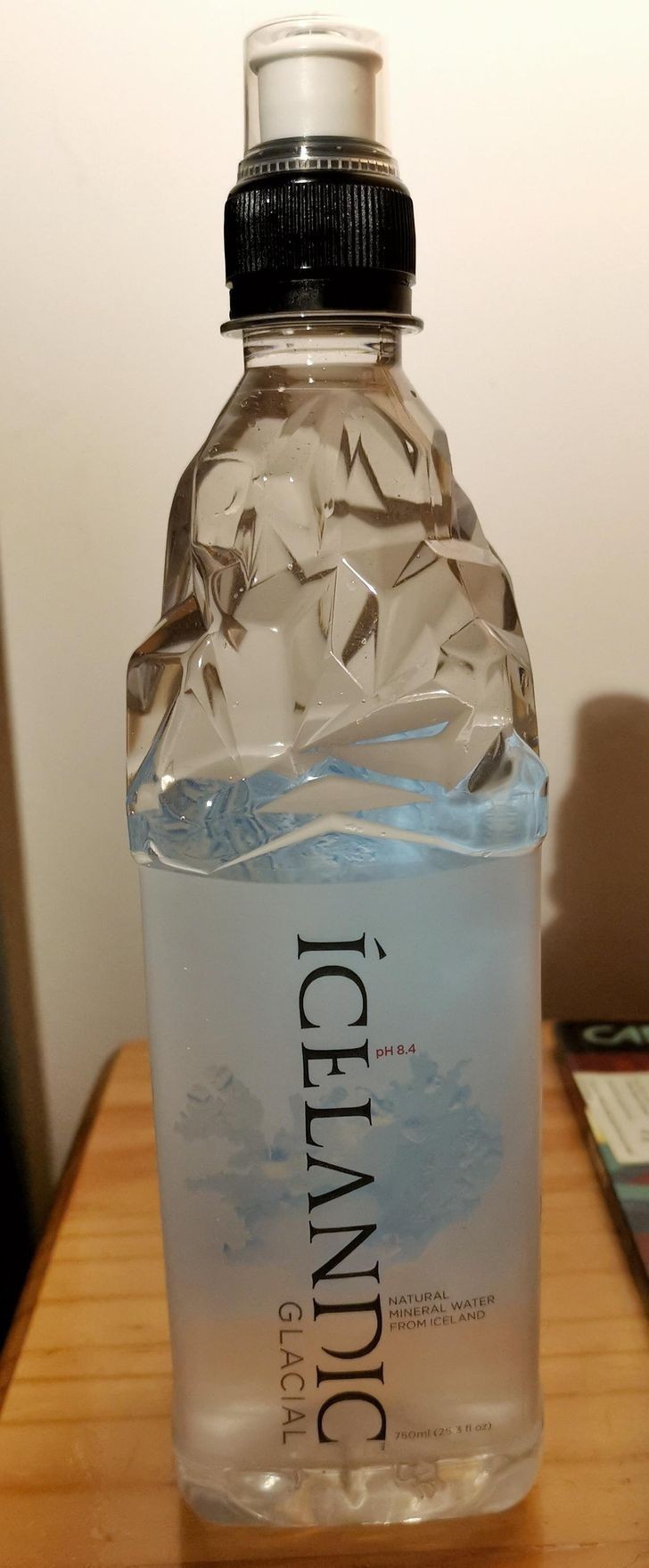 7. Butelka wody w kształcie lodowca