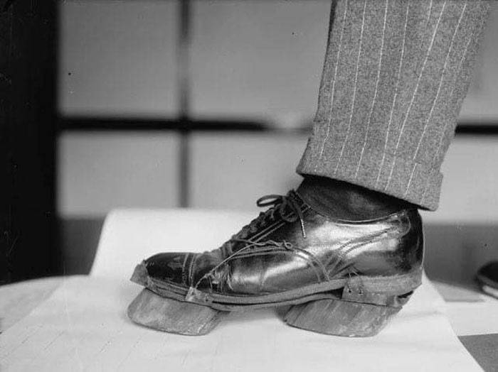 "Krowie buty" - obuwie używane przez bimbrowników w okresie prohibicji, by zamaskować swoje ślady, 1924