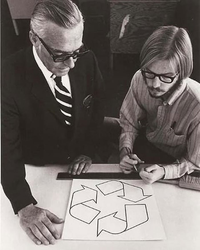 Stworzenie logo recyklingu przez 23-letniego G. Andersona, 1970