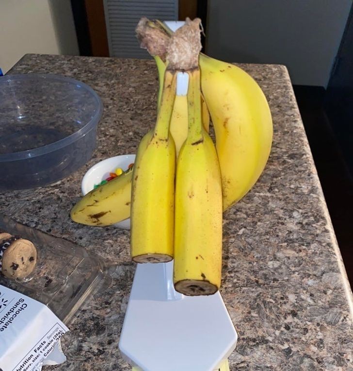 2. "W taki sposób mój współlokator je banany."