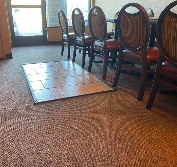 12. "Ten mały fragment podłogi w restauracji"