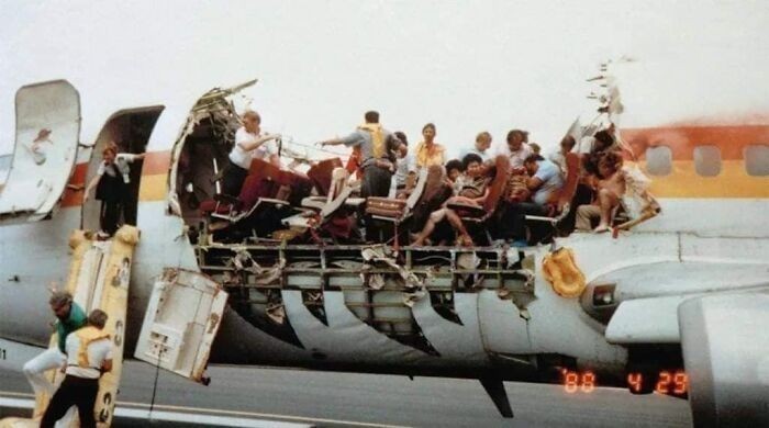 1. 28 kwietnia 1988: Dach samolotu Aloha Airlines został zerwany w trakcie lotu. Pilotowi udało się bezpiecznie wylądować, ale jedna ze stewardess wypadła z samolotu. Jej ciała nigdy nie odnaleziono.