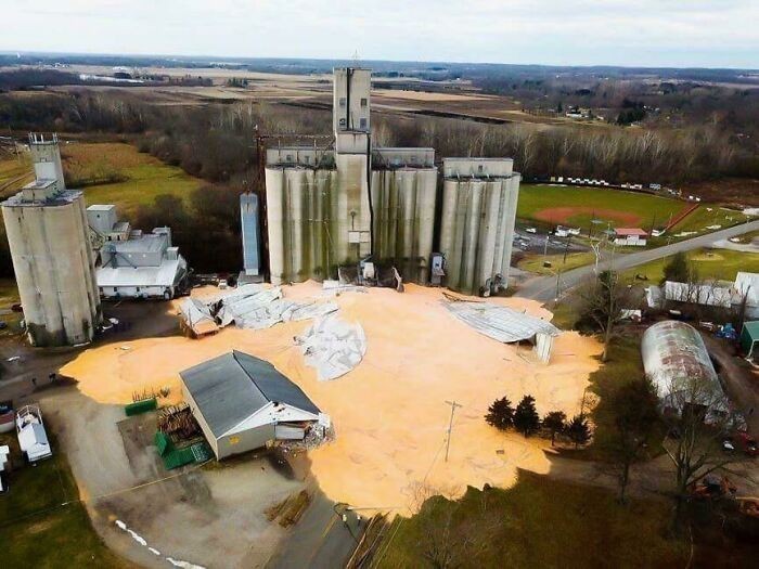 12. 28 stycznia 2018, New Carlise, Ohio: W wyniku zawalenia silosu, wysypała się kukurydza o łącznej wartości 1,250 mln dolarów.