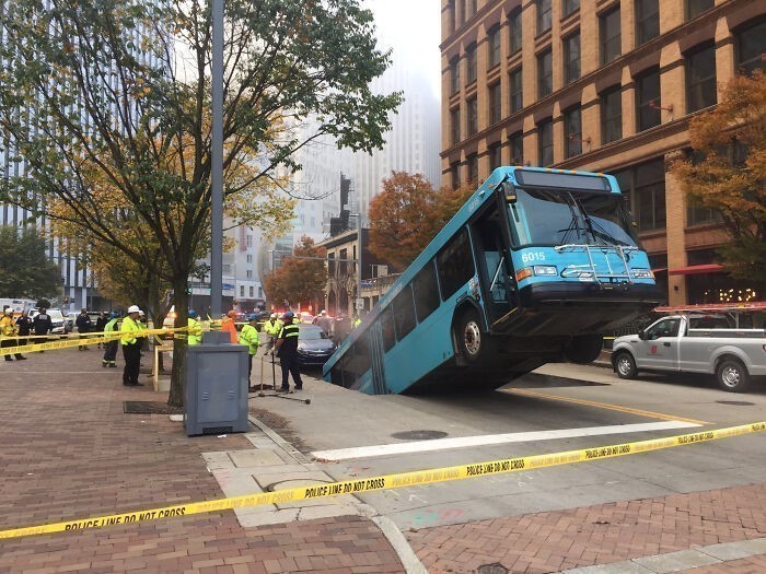 15. Lej krasowy pochłonął autobus w Pittsburghu. Nikt nie został poważnie ranny.