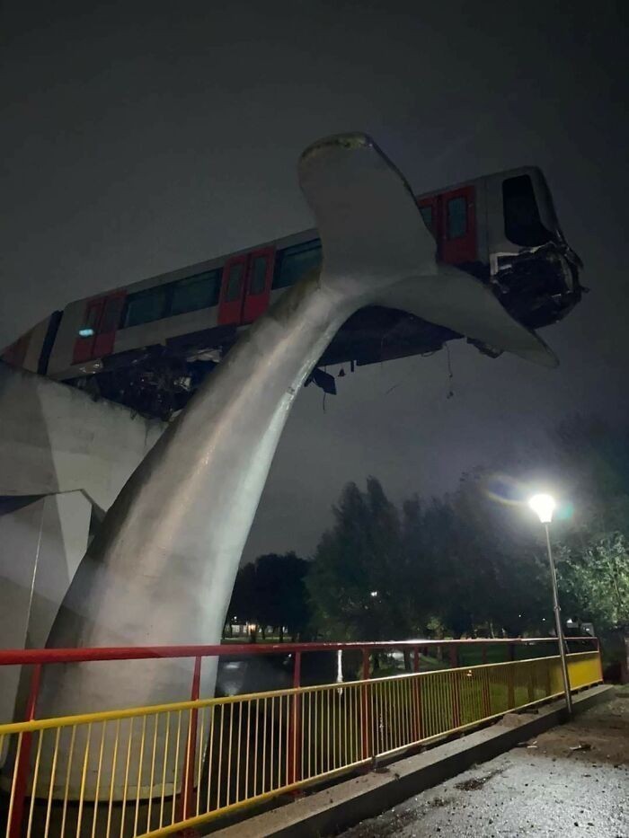 4. 2 listopada 2020: Pociąg przebił barierkę i wylądował na rzeźbie. Nikt nie został ranny. Spijkenisse, Holandia