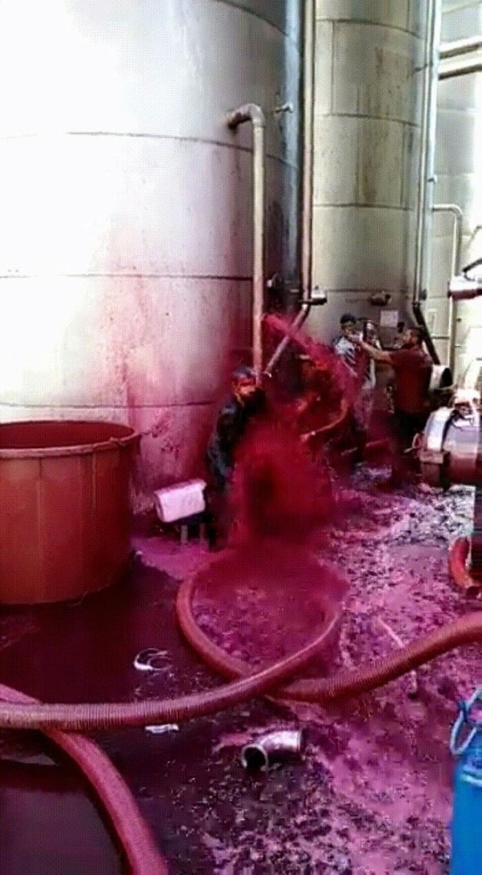 9. Wyciek czerwonego wina w wyniku uszkodzenia zbiornika w sycylijskiej winnicy