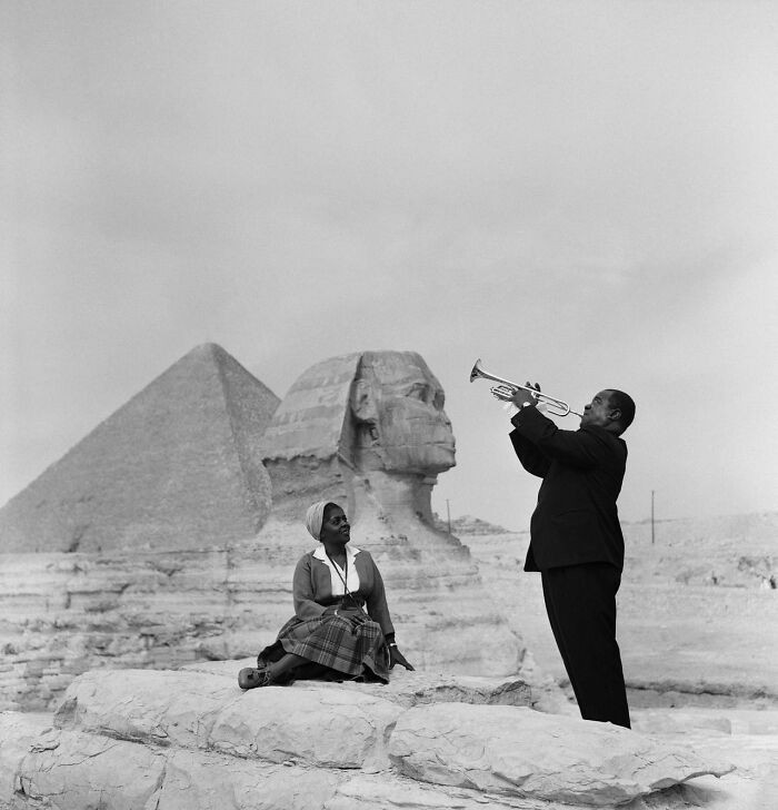 Louis Armstrong grający dla swojej żony Lucille na tle Sfinksa i piramidy
