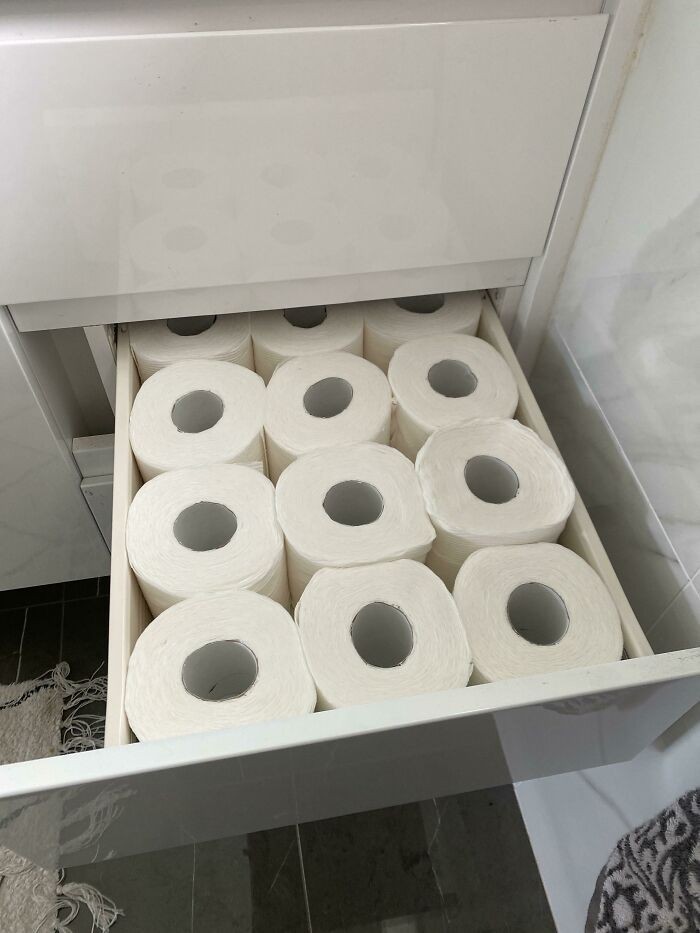12. "Mój 5-letni syn zaopatrzył dla mnie szufladę na papier toaletowy. Nigdy nie próbowałam wcisnąć tak wielu rolek."