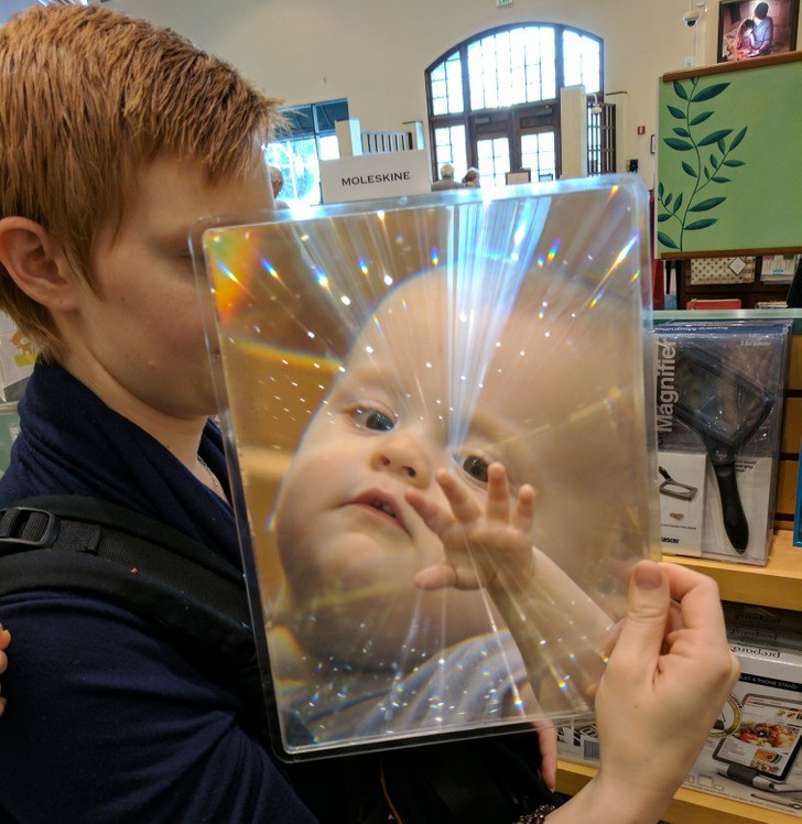 "Przyłożyłem szkło powiększające do twarzy mojego syna. Efekt był cudowny."