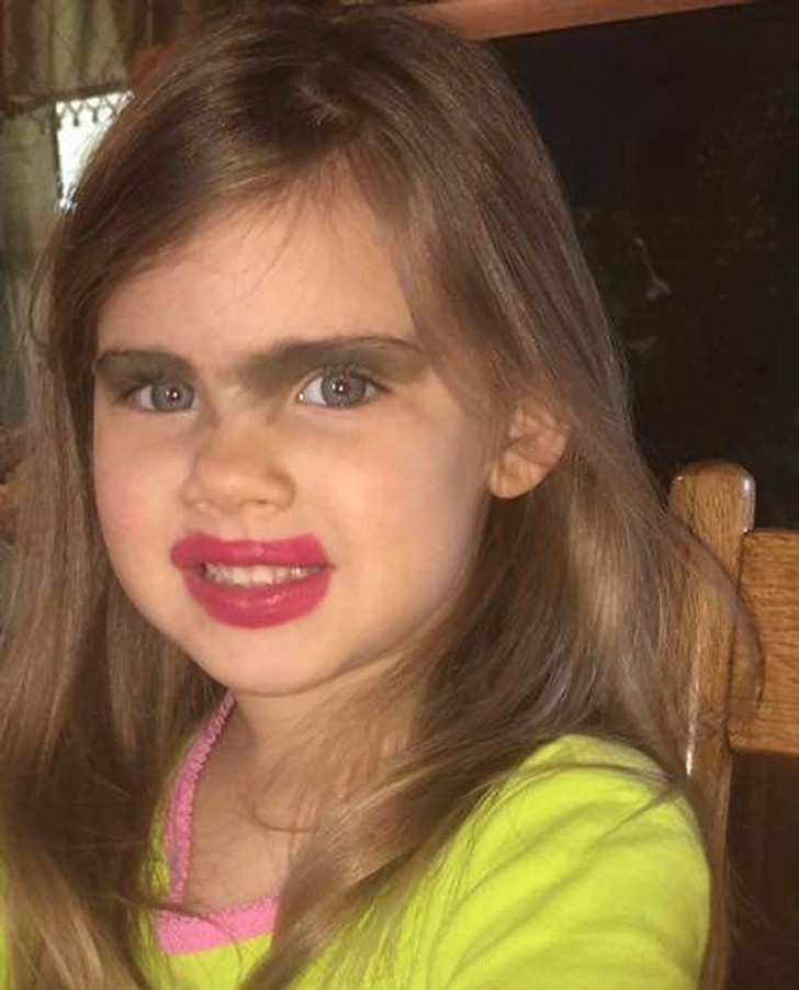 "Moja siostrzenica postanowiła, że sama nałoży sobie makijaż."