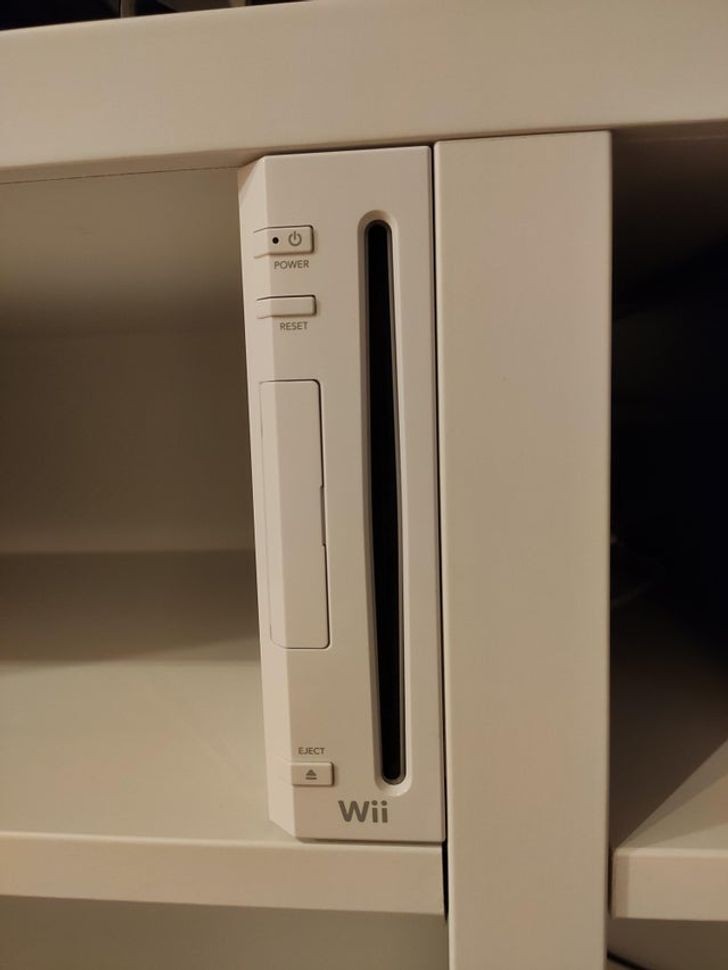12. "Moje Wii na mojej nowej szafce pod telewizor"