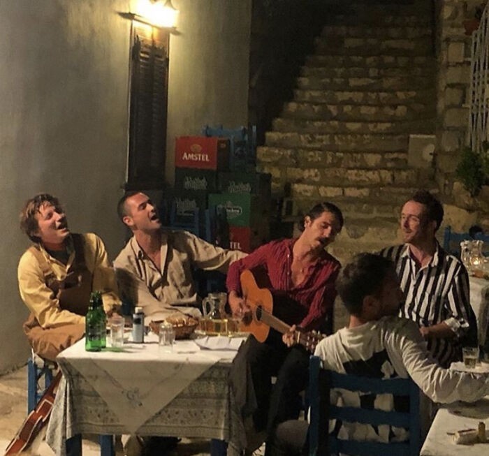16. Muzycy w greckiej restauracji