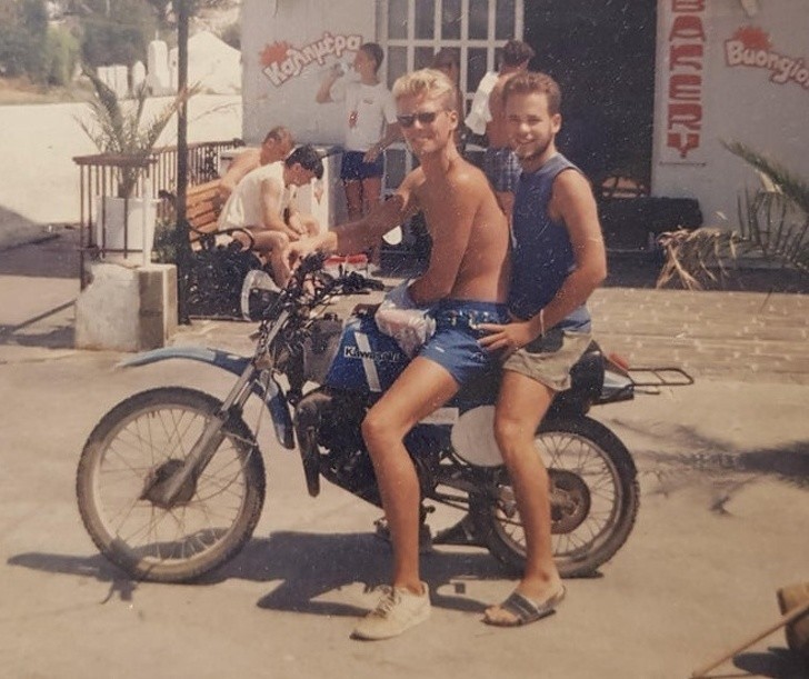 1. "Mój tata i David Bowie na wakacjach w Grecji, 1988"