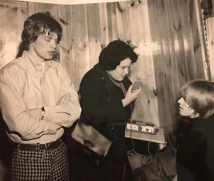 13. "Moja mama przeprowadzająca wywiad z Mickiem Jaggerem i Brianem Jonesem dla Tiger Beat Magazine pod koniec lat 60"