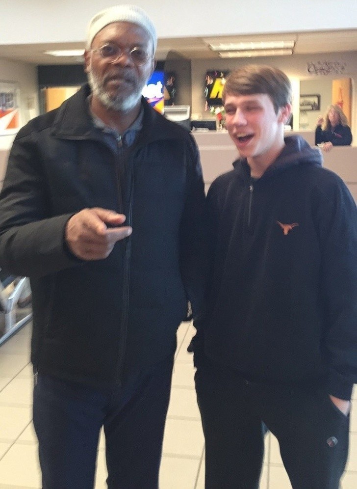 3. "Zobaczyłem na lotnisku Samuela L. Jacksona. Zauważył jak razem z kuzynem próbujemy zebrać odwagę by podejść i poprosić go o zdjęcie, po czym sam podszedł do nas i zapytał 'Chcecie zdjęcie?'"