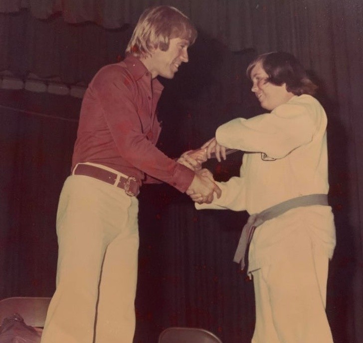 9. "Późne lata 70, mój tata odbiera gratulacje od Chucka Norrisa po skończeniu jego szkoły sztuk walki."