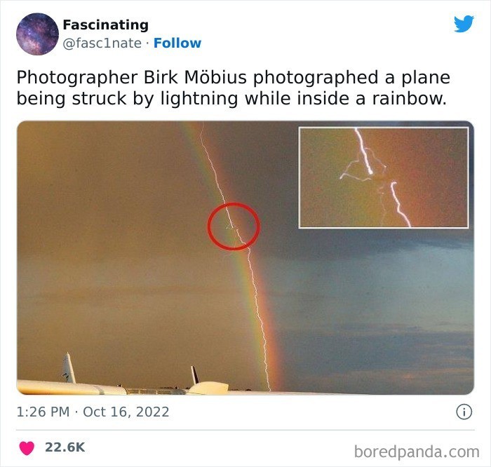 "Fotograf Birk Möbius sfotografował samolot uderzony przez piorun podczas przelatywania przez tęczę."