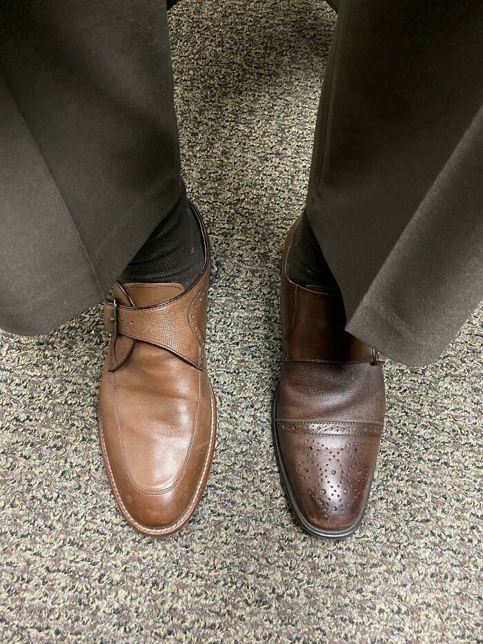 15. "Założyłem rano różne buty, by zapytać żony o opinię. Zapomniałem je zmienić przed wyjściem do pracy."