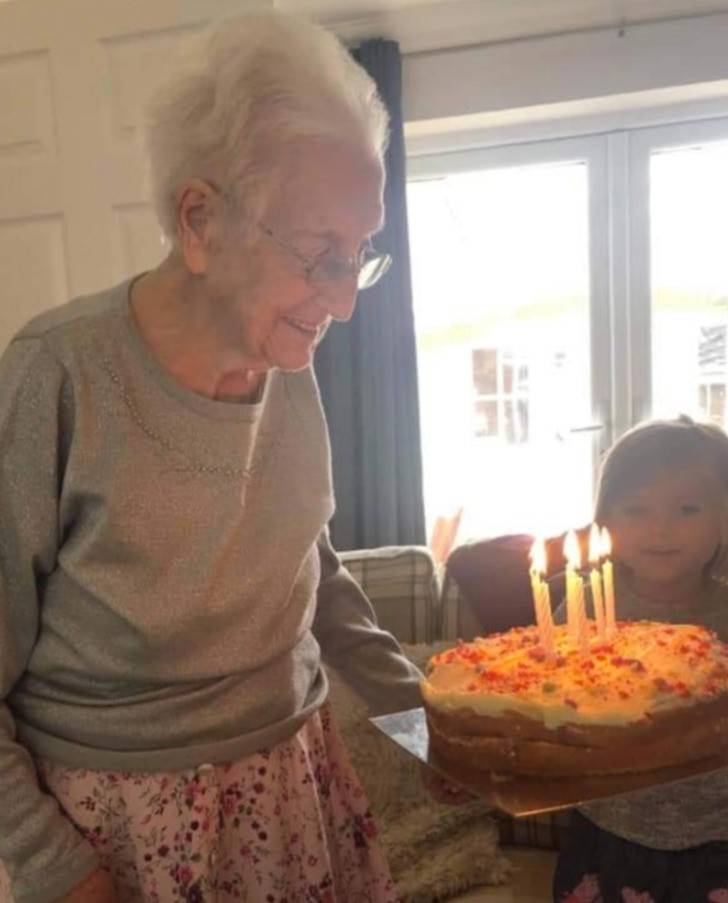 "Moja 98-letnia babcia zdmuchująca świeczki. W tym roku wstawiono jej protezę biodra i wciąż funkcjonuje całkowicie samodzielnie."