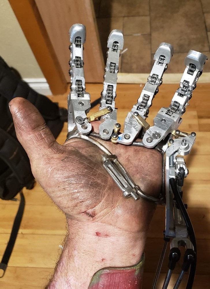 "Moja mechaniczna proteza dłoni"