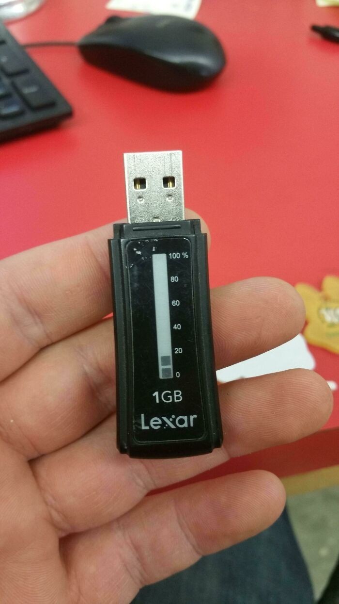 11. Pamięć USB ze wskaźnikiem pokazującym ilość dostępnego miejsca