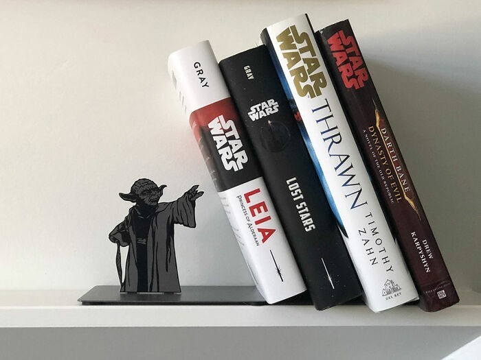 7. Yoda podtrzymujący książki przy pomocy mocy