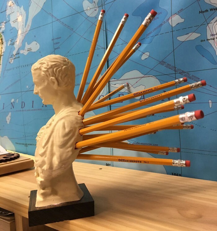 10. Uchwyt na ołówki w kształcie Juliusza Cezara