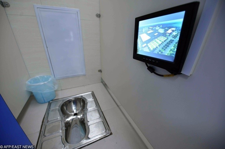2. Publiczne łazienki nie posiadają zwyczajnych toalet, ale za to są wyposażone w nowoczesne telewizory.