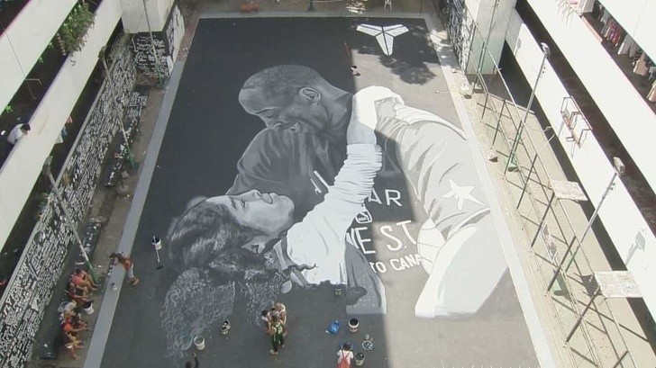 3. "Filipińscy fani wykonali ten mural Kobego Bryanta i jego córki Gianny w ciągu jednej nocy po ich śmierci."