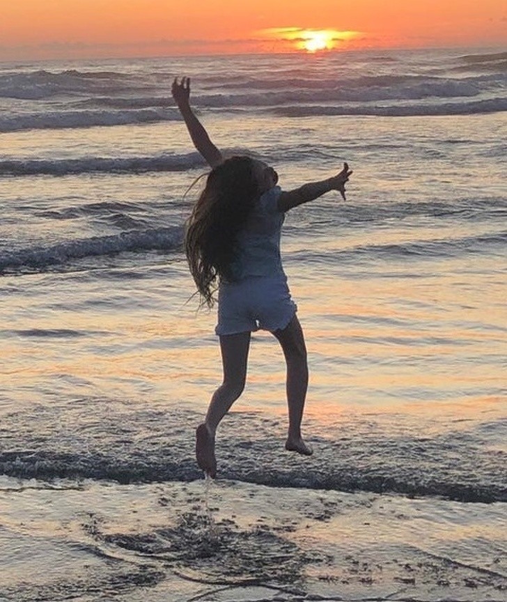 7. "Moja 10-letnia córka chciała wybrać się na spacer po plaży. Zrobiłam najlepsze zdjęcie w swoim życiu."
