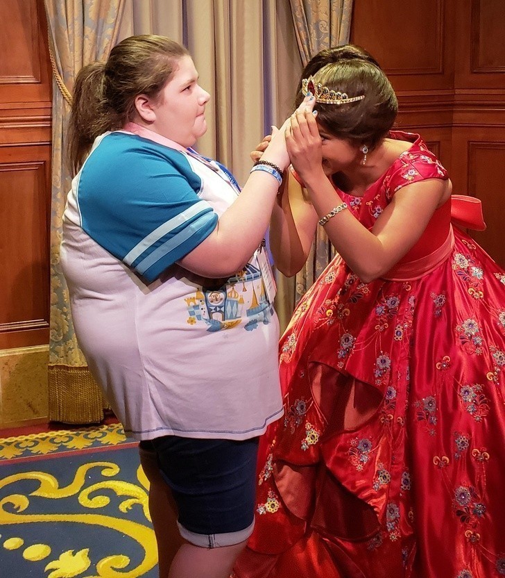 9. Księżniczka Disneya pozwalająca niewidomej fance dotknąć i poczuć jej koronę i suknię