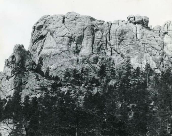 "Mount Rushmore bez twarzy prezydentów, 1905"