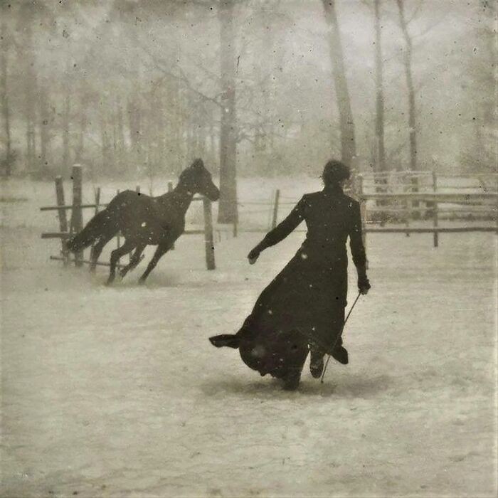 "Kobieta i jej koń podczas śnieżnego dnia w 1899"