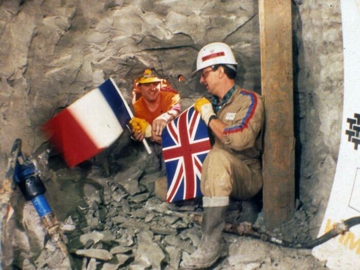 "Gdy obie strony kopiące Eurotunel spotkały się po raz pierwszy w 1990"