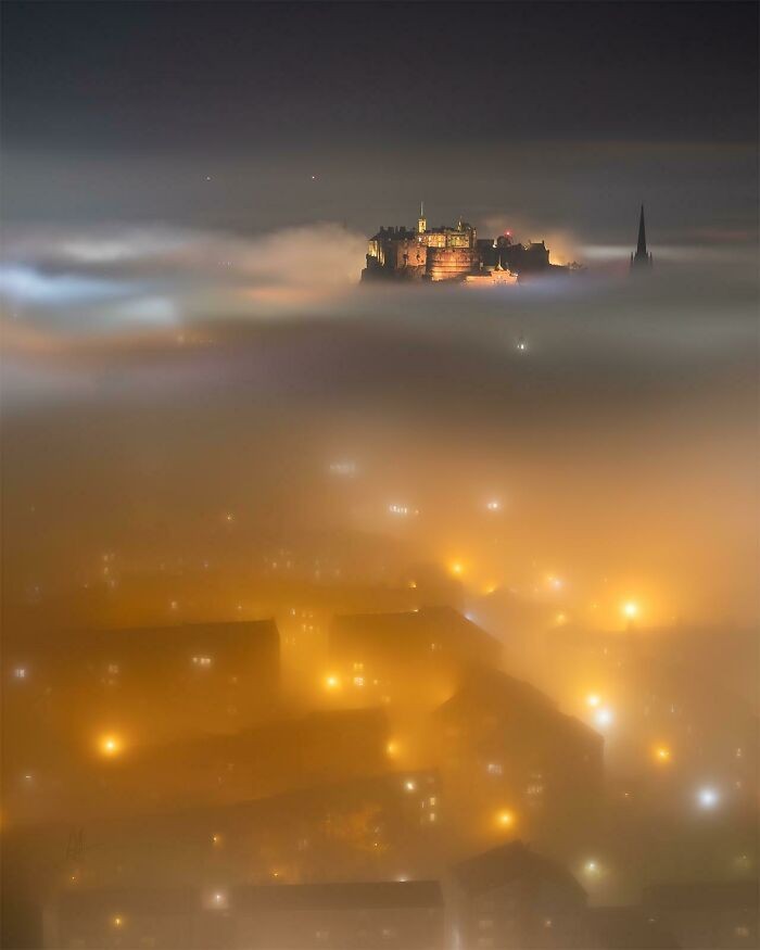 "Zamek w Edynburgu we mgle"