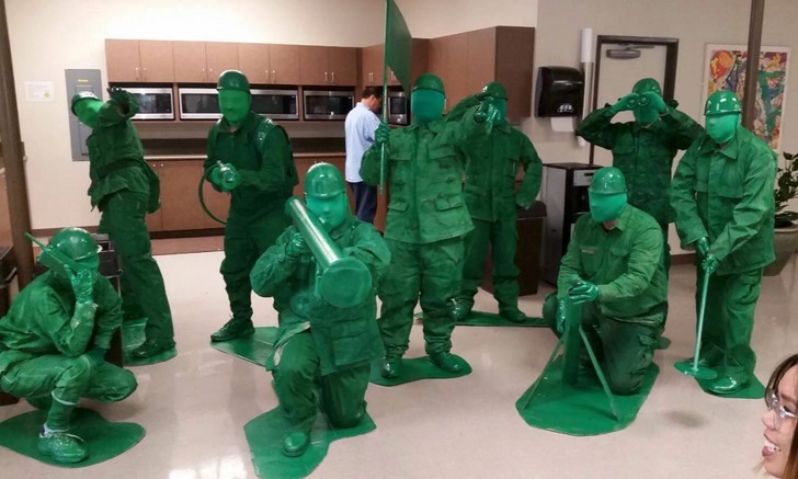 "Mój szwagier i jego koledzy z pracy wygrali biurowy konkurs kostiumowy."