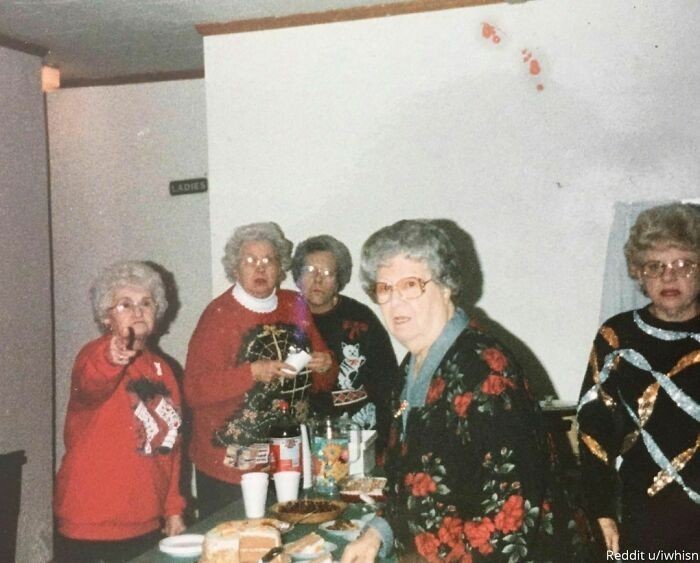 2. "Stare zdjęcie mojej prababci (pierwsza z lewej) wygląda jakby fotograf natknął się na tajne zgromadzenie babć."